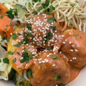 Thaise kipgehakt balletjes in curry met noodles en oosterse groentemix