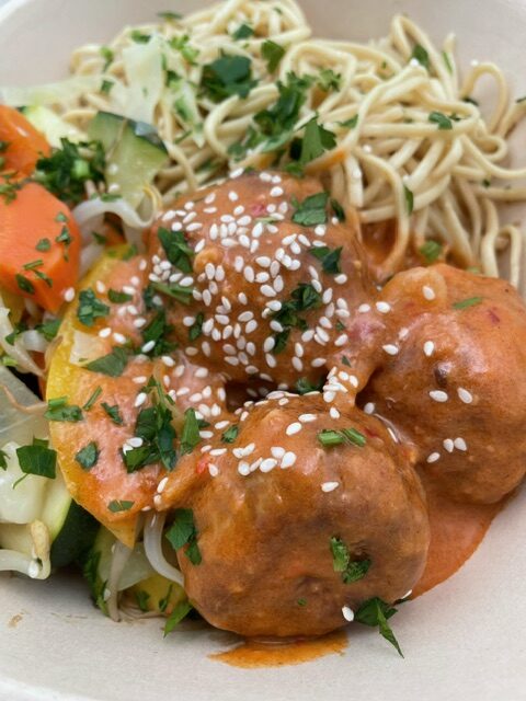 Thaise kipgehakt balletjes in curry met noodles en oosterse groentemix