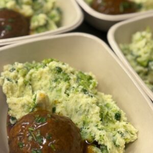Broccoli stamppot met rundergehaktbal en jus
