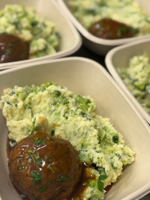 Broccoli stamppot met rundergehaktbal en jus
