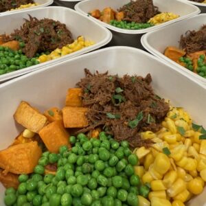 BBQ pulled beef met zoete aardappel, doperwten en sesammais