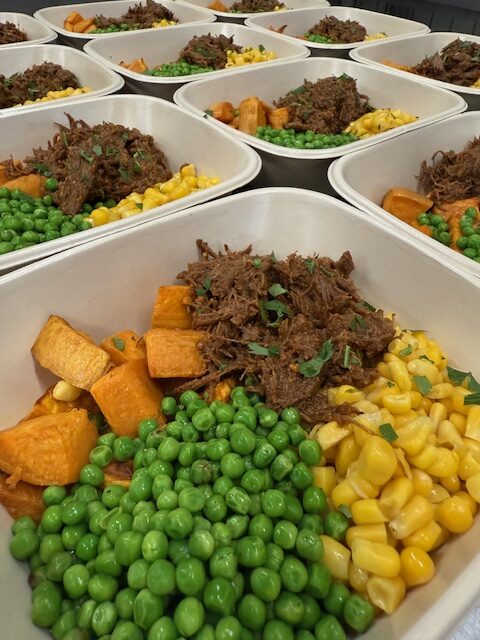 BBQ pulled beef met zoete aardappel, doperwten en sesammais